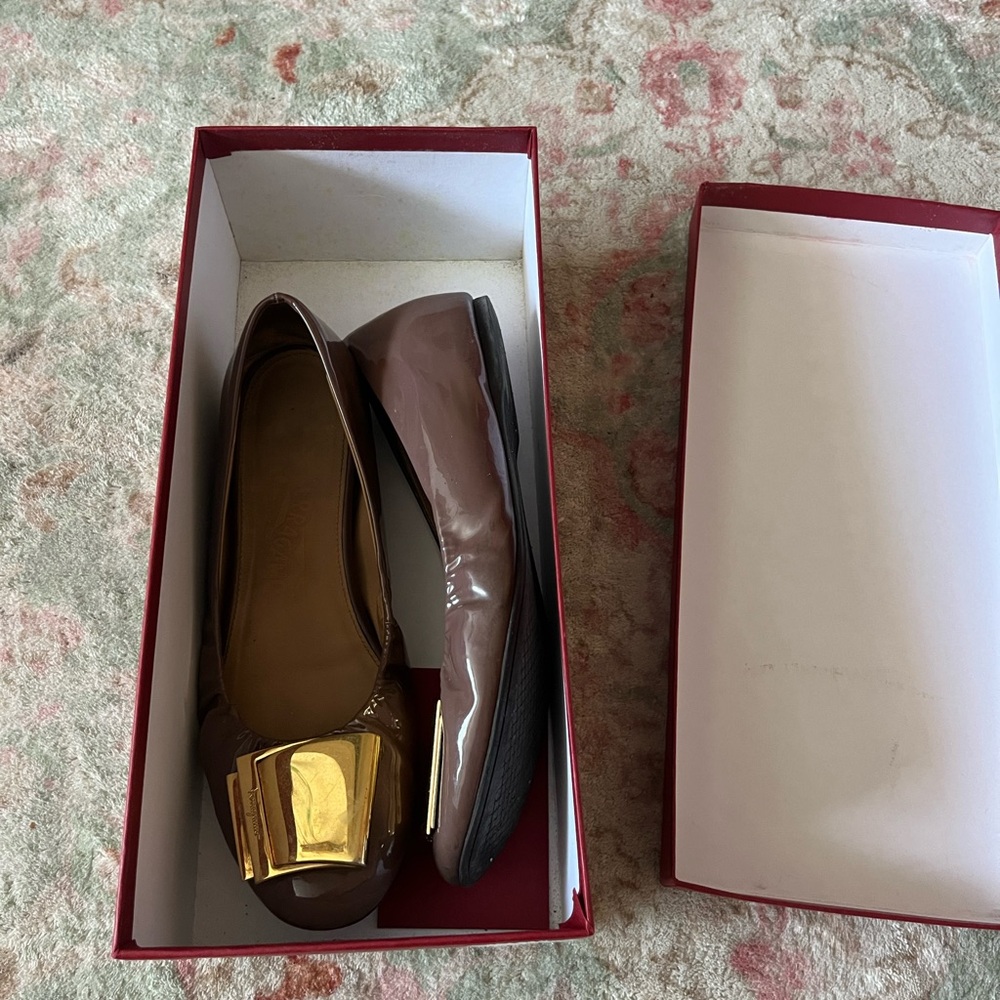 Salvatore Ferragamo Varina Flats – Brown Patent with Gold Buckle (7.5-8 W) - Picture 2 of 10